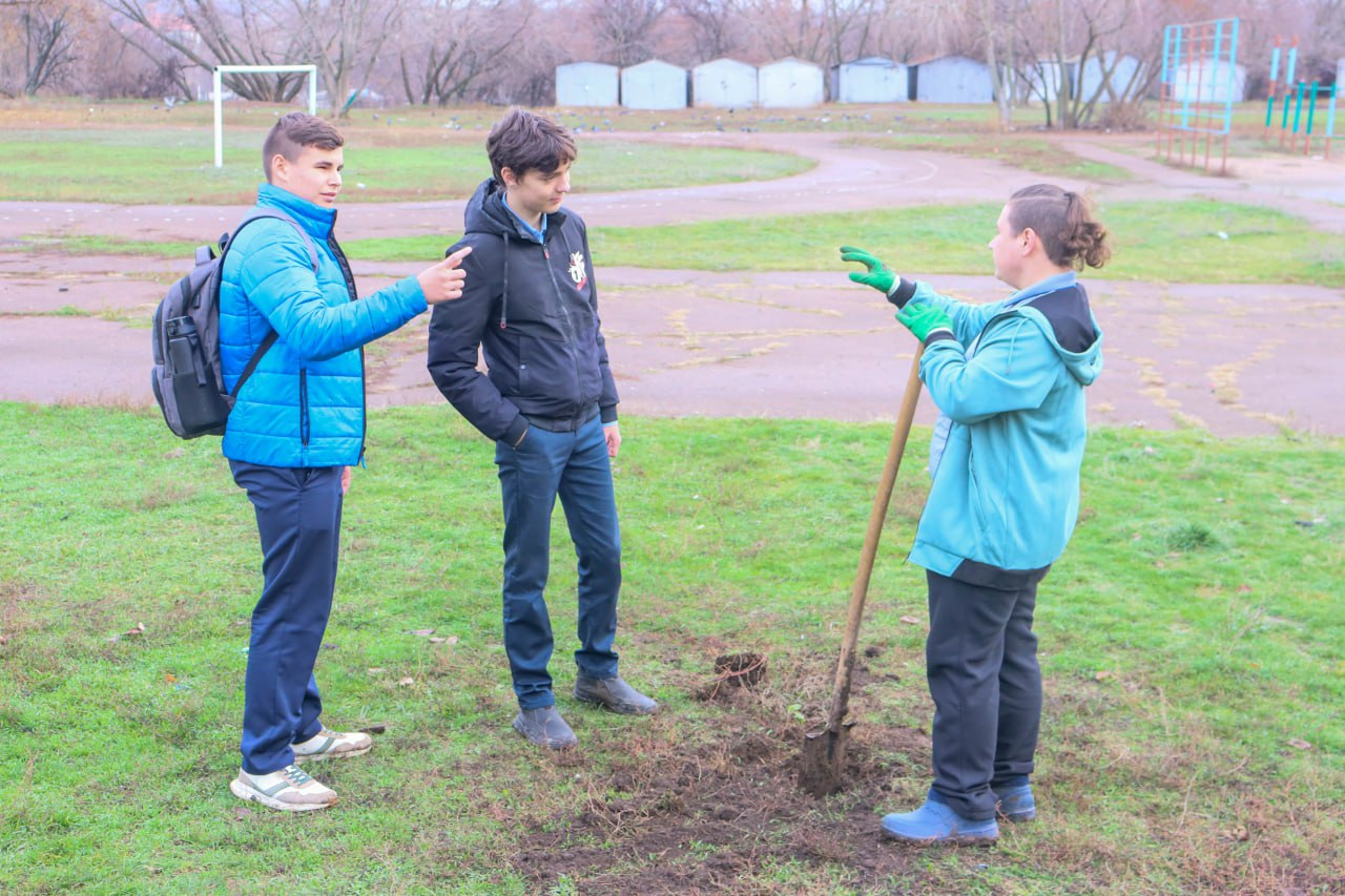 В Донецком лицее появился свой Сад Памяти В Донецком лицее появился свой Сад Памяти