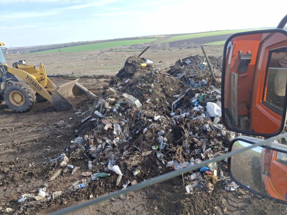 Глава Амвросиевского муниципального округа Игорь Лызов провёл рабочее совещание по вопросам ликвидации несанкционированных скоплений мусора Глава Амвросиевского муниципального округа Игорь Лызов провёл рабочее совещание по вопросам ликвидации несанкционированных скоплений мусора