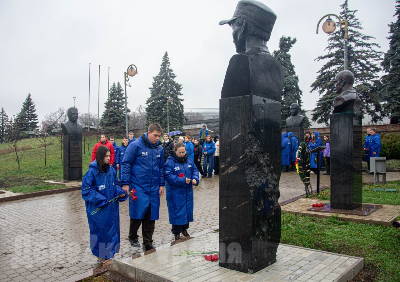 “Этой женщиной восхищаются по-особенному”: в День ракетных войск и артиллерии молодежь почтила память Корсы