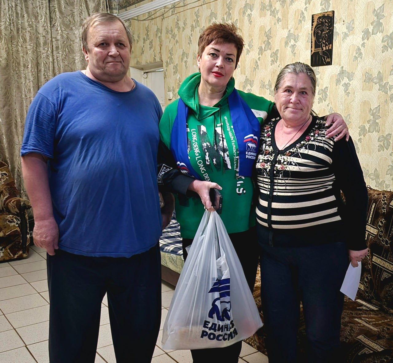 Руководитель общественной приемной Дебальцевского МО всероссийской политической партии «Единая Россия» Татьяна Норец совместно с активистами доставили гуманитарную помощь (продуктовые наборы) жителям ПВР