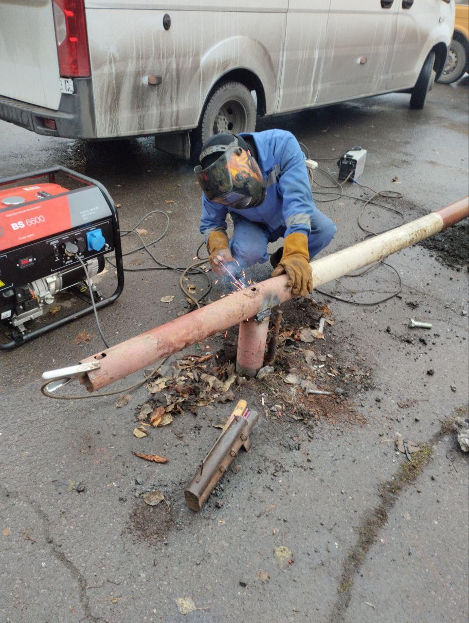 Ремонтники из Владимира восстановили ограничение проезда возле Дома культуры в Кировском Ремонтники из Владимира восстановили ограничение проезда возле Дома культуры в Кировском