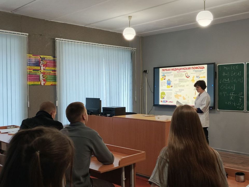 Медицинская сестра кабинета по оказанию неотложной помощи несовершеннолетним Мирненской амбулатории ОПСМ провела беседу с учащимися 10-11 классов на тему "Оказание первичной медико - санитарной помощи несовершеннолетним" Медицинская сестра кабинета по оказанию неотложной помощи несовершеннолетним Мирненской амбулатории ОПСМ провела беседу с учащимися 10-11 классов на тему "Оказание первичной медико - санитарной помощи несовершеннолетним"