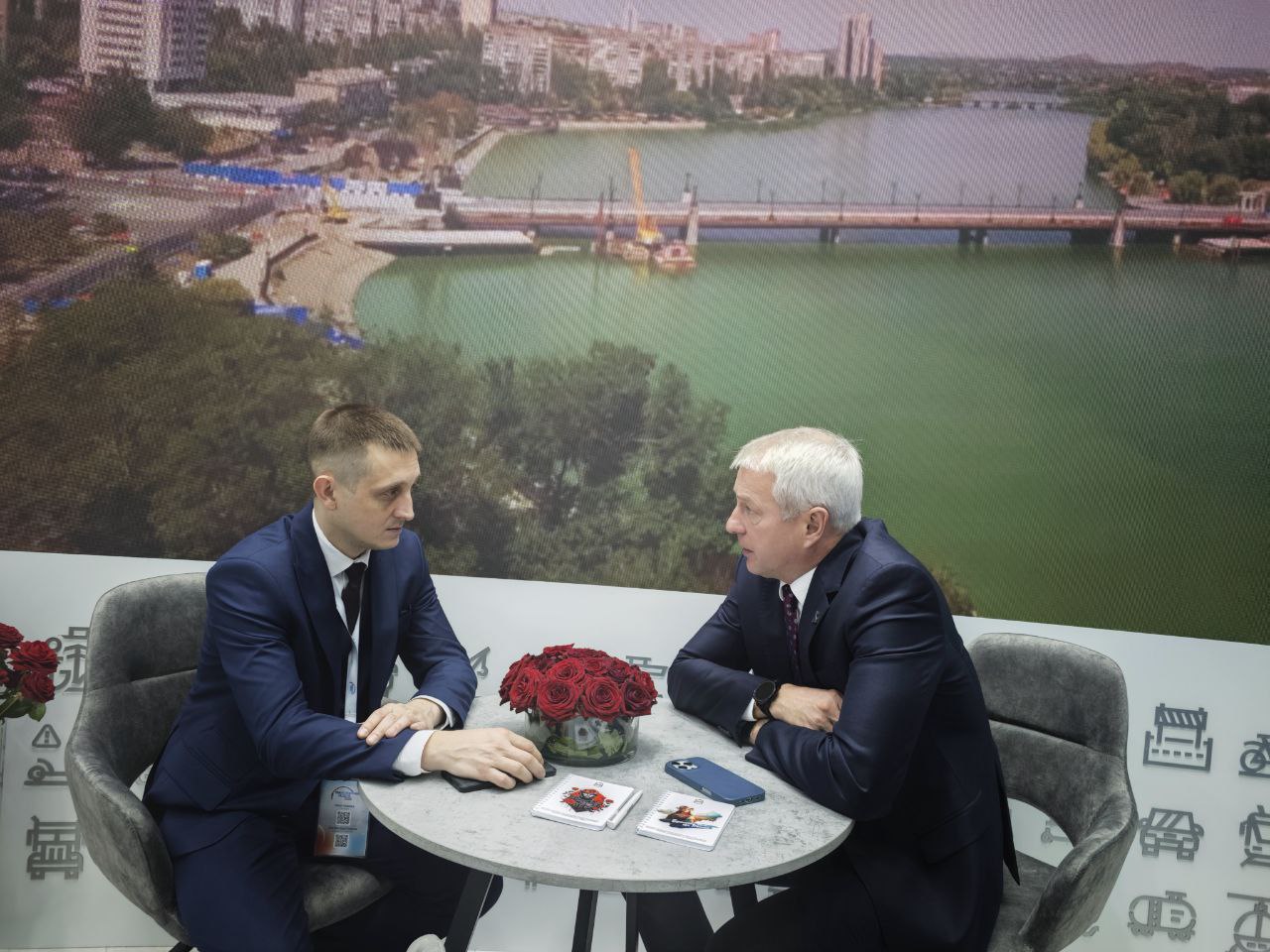 На полях Транспортной недели глава Минтранса ДНР встретился с директором по пассажирскому транспорту ПАО «Камаз» Русланом Козадаевым