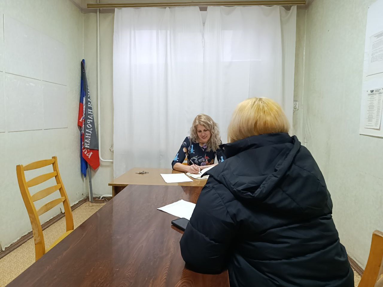 На приём к заместителю главы администрации Амвросиевского муниципального округа Татьяне Разводовой поступило обращение от жительницы города о помощи в трудоустройстве