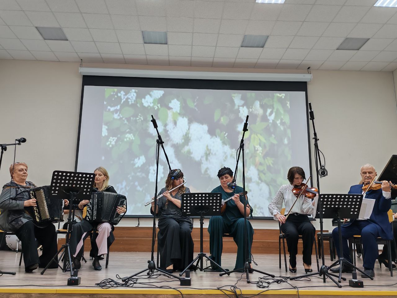 Сегодня, 19 ноября, Председатель Торезского городского совета Александр Казмерчук принял участие в торжественном мероприятии, посвящённом 70-летию МБУДО ДШИ "Симфония Приморья" г. о. Торез Сегодня, 19 ноября, Председатель Торезского городского совета Александр Казмерчук принял участие в торжественном мероприятии, посвящённом 70-летию МБУДО ДШИ "Симфония Приморья" г. о. Торез