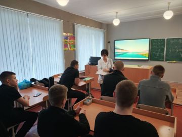 Медицинская сестра кабинета по оказанию неотложной помощи несовершеннолетним Мирненской амбулатории ОПСМ провела беседу с учащимися 10-11 классов на тему "Оказание первичной медико - санитарной помощи несовершеннолетним"