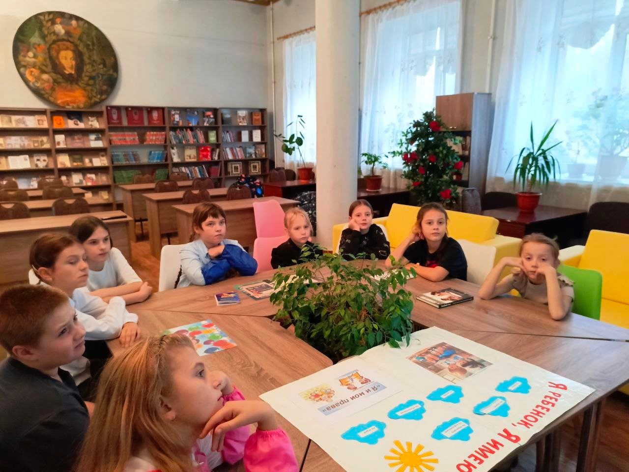 19 ноября в Зугрэсской библиотеке-филиале №3 познавательный урок «Я и мои права» начался с просмотра видеоролика, в котором рассказывалось об основополагающих документах, защищающих права ребенка 19 ноября в Зугрэсской библиотеке-филиале №3 познавательный урок «Я и мои права» начался с просмотра видеоролика, в котором рассказывалось об основополагающих документах, защищающих права ребенка