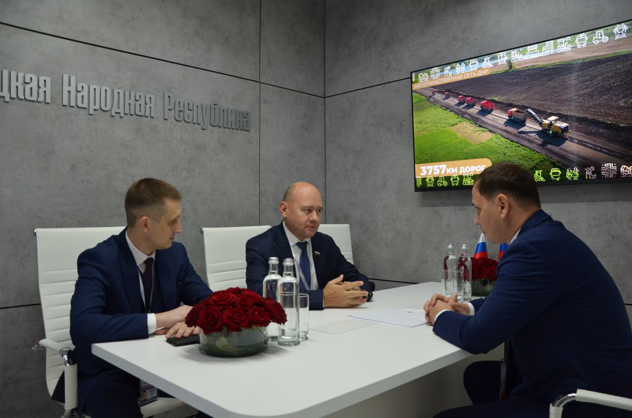 Александр Бондаренко: Во второй день работы на полях XIX Международного форума и выставки «Транспорт России» в Москве провел ряд рабочих встреч и полезных дискуссий