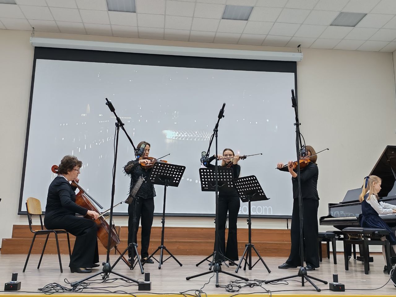 Сегодня, 19 ноября, Председатель Торезского городского совета Александр Казмерчук принял участие в торжественном мероприятии, посвящённом 70-летию МБУДО ДШИ "Симфония Приморья" г. о. Торез Сегодня, 19 ноября, Председатель Торезского городского совета Александр Казмерчук принял участие в торжественном мероприятии, посвящённом 70-летию МБУДО ДШИ "Симфония Приморья" г. о. Торез
