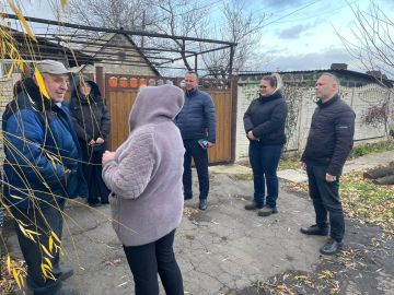 Заместитель главы Администрации муниципального образования городского округа Харцызск Александр Костюченко провел встречу с жителями села Золотаревка по ул. Октябрьская