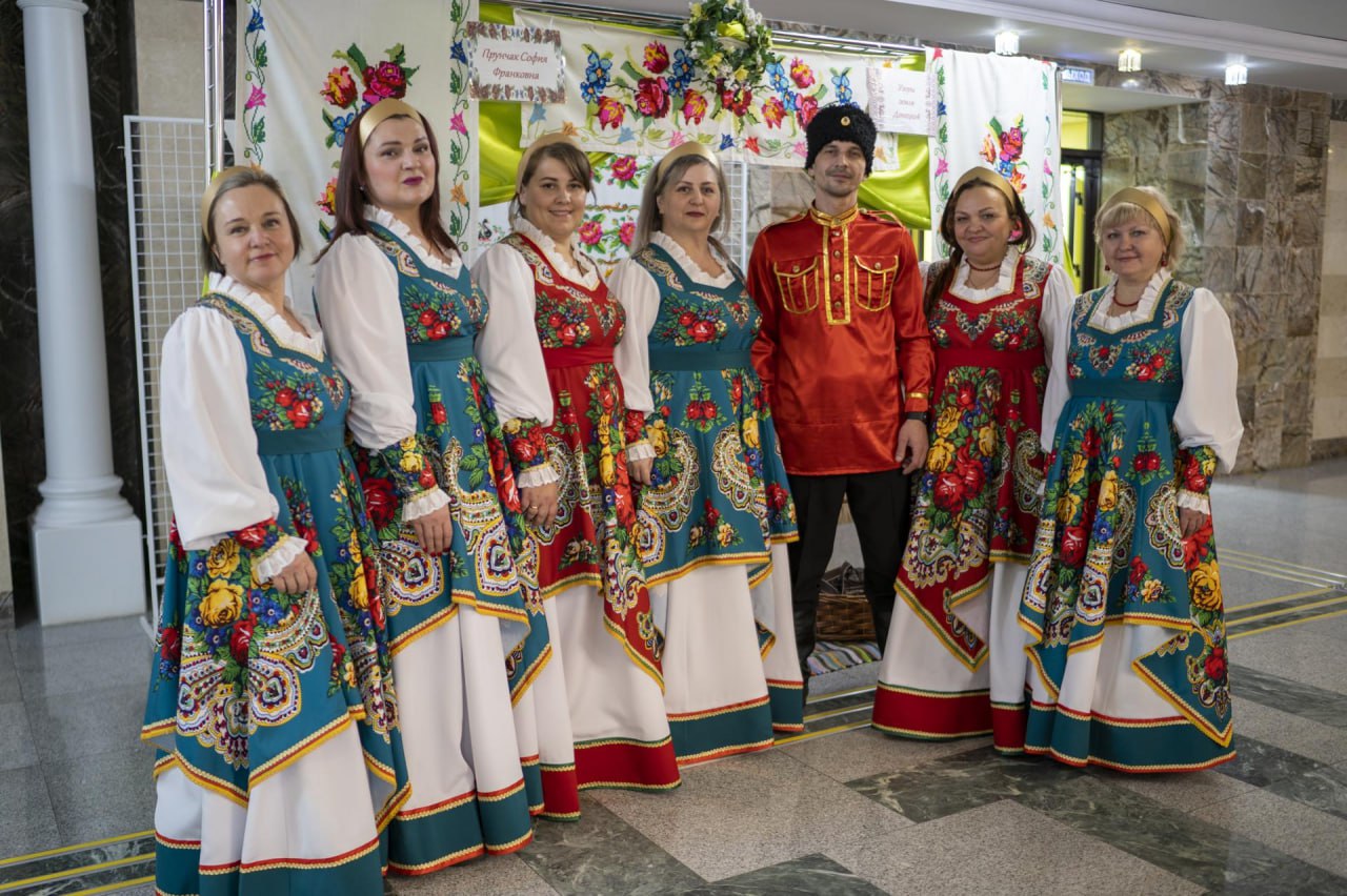Три вокальных ансамбля из Волновахи представили Донбасс в Новом Уренгое на окружном фестивале славянской культуры