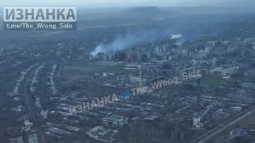 Российские военные почти ежедневно отправляют авиабомбы ФАБ-3000 с УМПК на позиции ВСУ в Мирнограде, видео Telegram-канала "Изнанка"