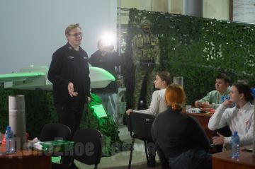 Арт — это не обстрел, а искусство: донецкая молодежь рисовала на гильзах от артиллерийских снарядов