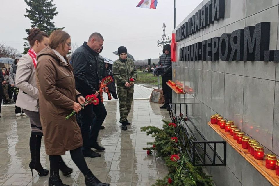 В Шахтерском округе открыли «Аллею Памяти» воинам-героям В Шахтерском округе открыли «Аллею Памяти» воинам-героям