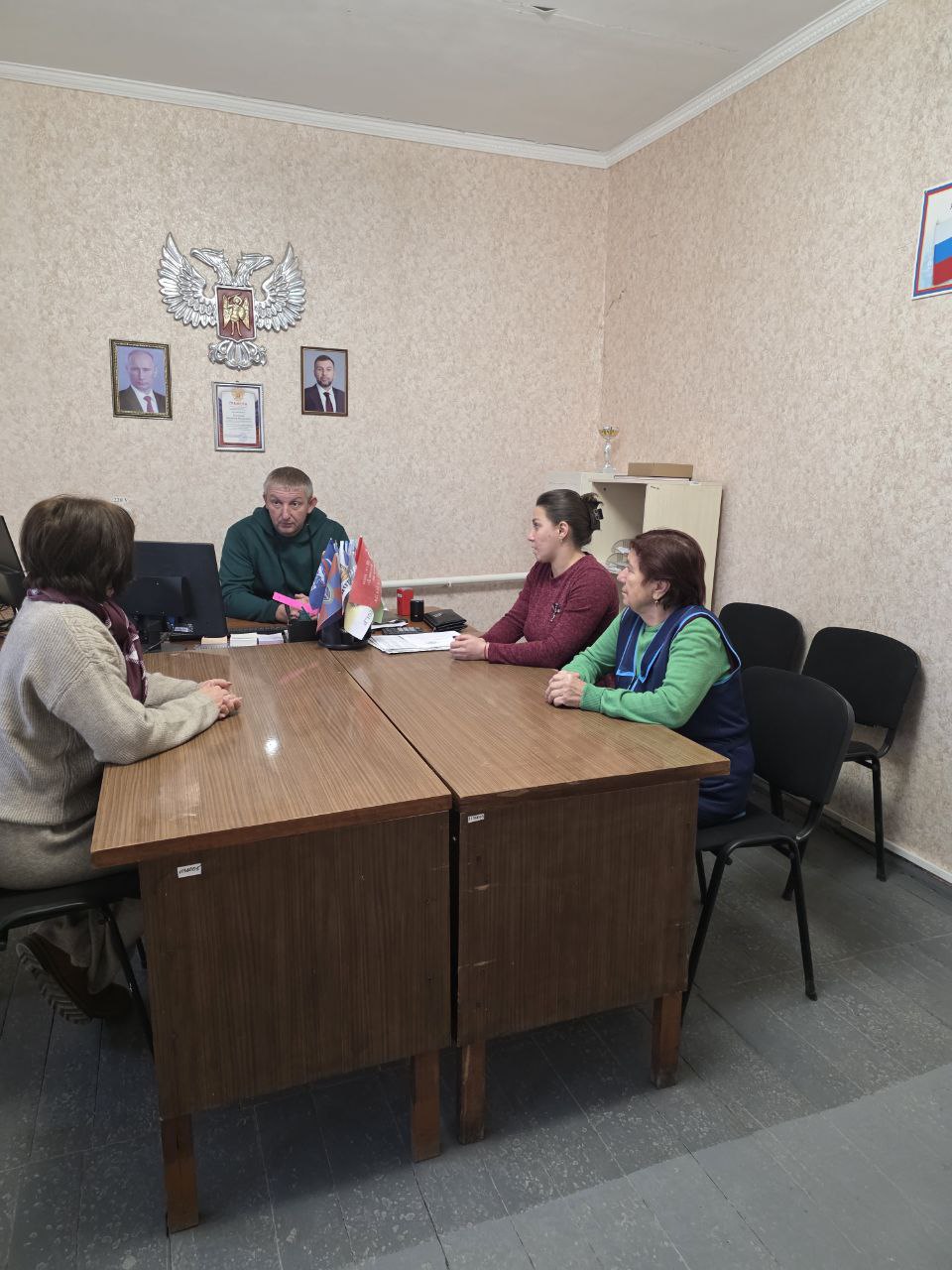 19 ноября начальник Коммунаровского отдела Владимир Кистенюк провел встречу с трудовым коллективом, на которой были обсуждены актуальные вопросы, касающиеся как внутренней работы коллектива, так и социальных инициатив