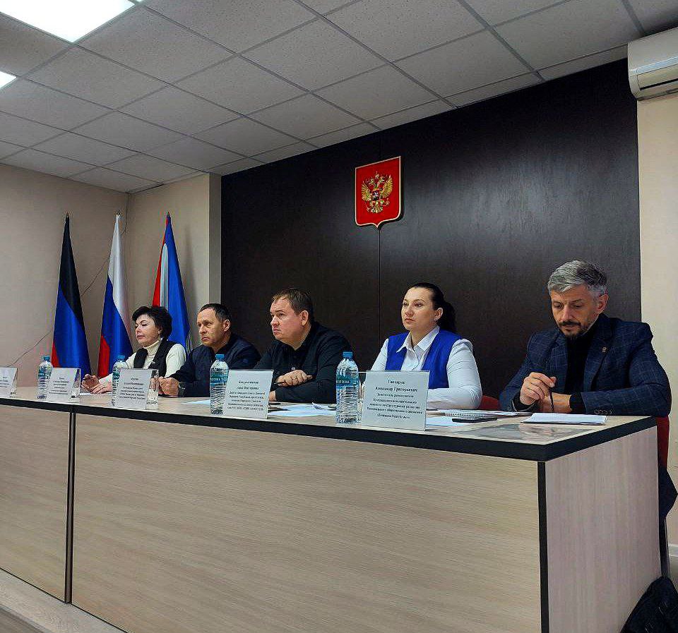 Анна Кондрыкинская: С коллегами встретились с партийным активом «Единой России» Ясиноватского местного отделения