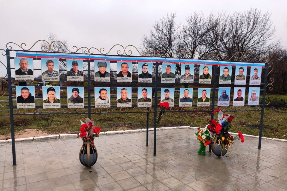 В Шахтерском округе открыли «Аллею Памяти» воинам-героям В Шахтерском округе открыли «Аллею Памяти» воинам-героям