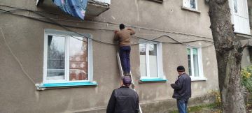 Сергей Желновач: Рабочие из Хабаровского края провели ремонт электропроводки в доме поселка Заводской города Дебальцево