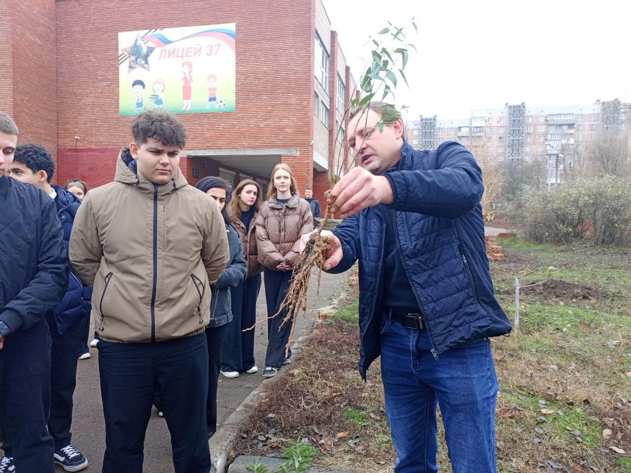 В Донецком лицее появился свой Сад Памяти В Донецком лицее появился свой Сад Памяти