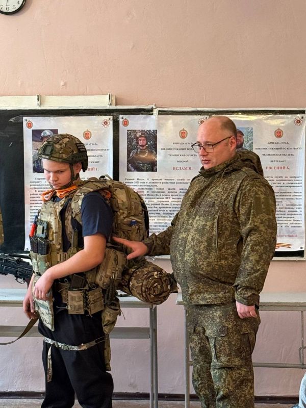 В ГБОУ "Белояровская школа Амвросиевского м.о." сегодня прошел особенный урок мужества на тему "Герои нашего времени"! К нам в гости приехали военнослужащие – участники специальной военной операции, настоящие герои нашего... В ГБОУ "Белояровская школа Амвросиевского м.о." сегодня прошел особенный урок мужества на тему "Герои нашего времени"! К нам в гости приехали военнослужащие – участники специальной военной операции, настоящие герои нашего...