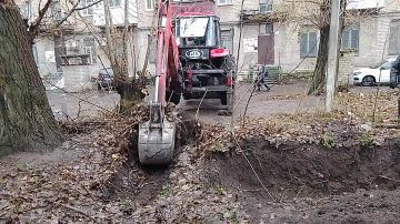 Сегодня, 20 ноября, с целью восстановления подачи теплоносителя на жилые дома №№ 22, 23, 24 квартала Северный силами Филиала «Макеевкатеплосеть» ГУП ДНР «Донбасстеплоэнерго» ведутся работы по вскрытию аварийного участка...