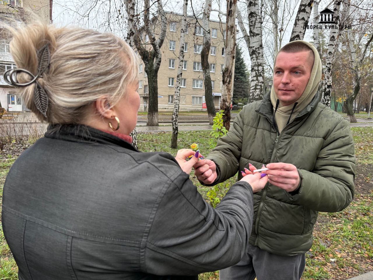 20 ноября сотрудники Харцызского городского Дворца культуры провели акцию «Брось сигарету, возьми конфету» в честь Международного дня отказа от курения 20 ноября сотрудники Харцызского городского Дворца культуры провели акцию «Брось сигарету, возьми конфету» в честь Международного дня отказа от курения