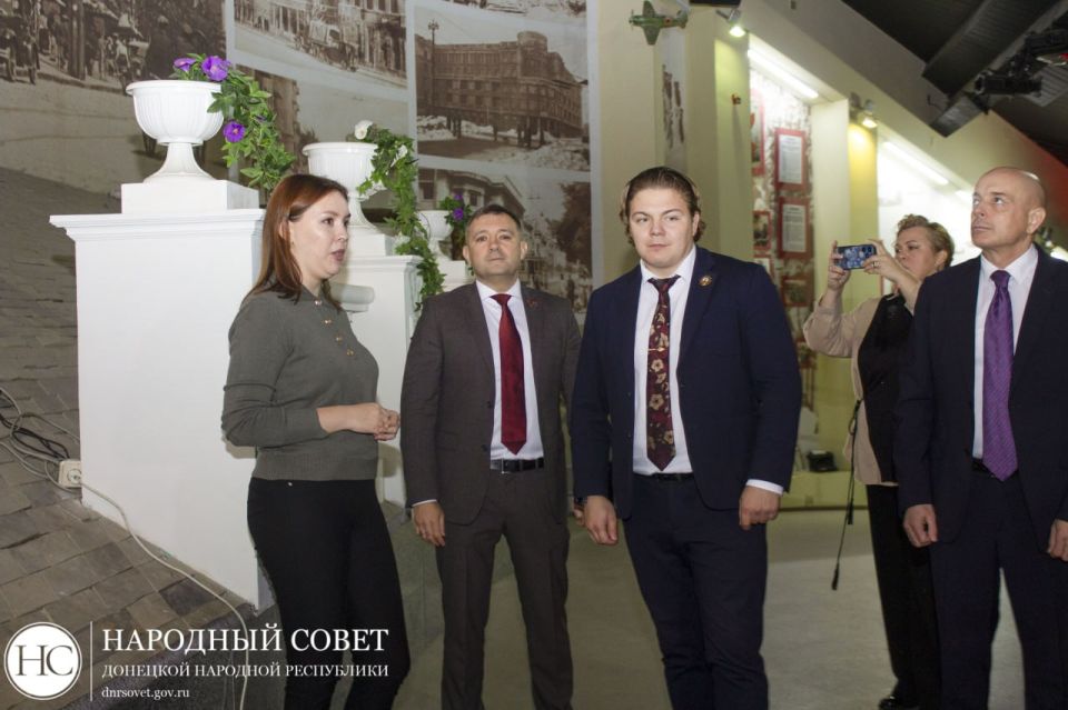 Депутаты Народного Совета ДНР и Верховного Совета Республики Хакасия возложили цветы к вечному огню у памятника «Твоим освободителям, Донбасс», а также посетили музей Великой Отечественной войны Депутаты Народного Совета ДНР и Верховного Совета Республики Хакасия возложили цветы к вечному огню у памятника «Твоим освободителям, Донбасс», а также посетили музей Великой Отечественной войны
