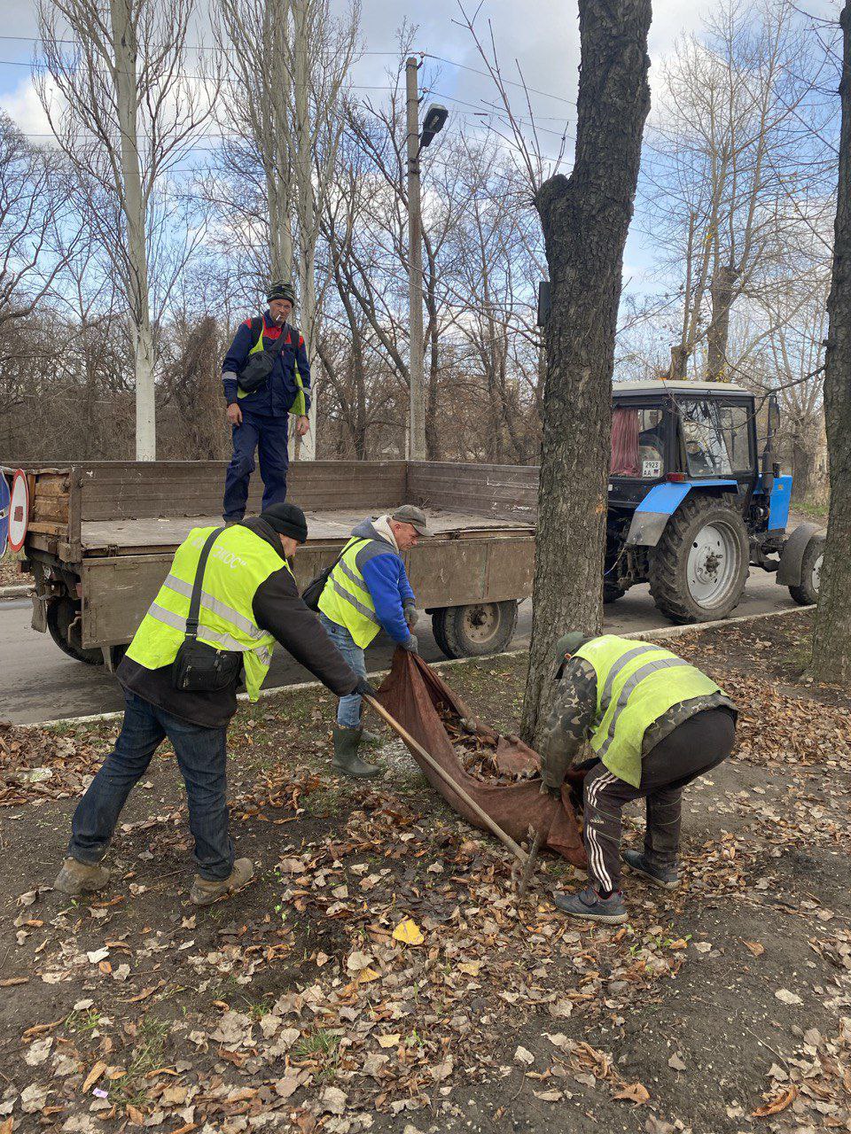 С заботой об округе.. На 20.11.2025 г. сотрудниками МУП "ЭКОС" выполнены следующие виды работ: Сбор опавшей листвы и дорожный смет по ул. Заводская и ул. Машиностроителей Удаление поросли самосеянных деревьев по ул. Артёма... С заботой об округе.. На 20.11.2025 г. сотрудниками МУП "ЭКОС" выполнены следующие виды работ: Сбор опавшей листвы и дорожный смет по ул. Заводская и ул. Машиностроителей Удаление поросли самосеянных деревьев по ул. Артёма...