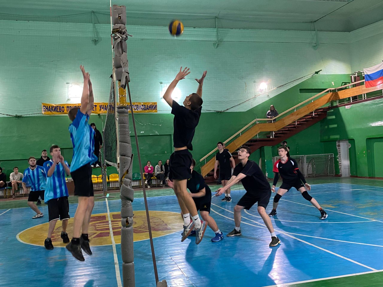 Соревнования по волейболу. 19-20 ноября в городе Енакиево прошли соревнования среди образовательных организаций среднего профессионального образования городского округа Енакиево по волейболу среди юношей Соревнования по волейболу. 19-20 ноября в городе Енакиево прошли соревнования среди образовательных организаций среднего профессионального образования городского округа Енакиево по волейболу среди юношей