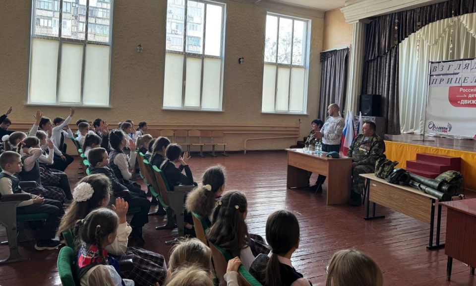 18 ноября в макеевской школе № 5, в рамках проекта «Служу Отечеству», состоялся урок мужества, призванный воспитать в юных сердцах любовь к Родине и уважение к защитникам Отечества 18 ноября в макеевской школе № 5, в рамках проекта «Служу Отечеству», состоялся урок мужества, призванный воспитать в юных сердцах любовь к Родине и уважение к защитникам Отечества