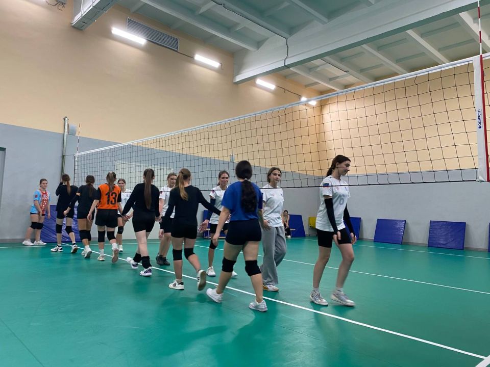 Мини-турнир по волейболу. В спортивном зале с. Ближнее состоялся мини-турнир по волейболу среди девушек Мини-турнир по волейболу. В спортивном зале с. Ближнее состоялся мини-турнир по волейболу среди девушек
