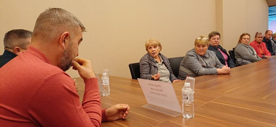 Валентин Левченко: По поручению Главы Республики Дениса Пушилина и в рамках проекта «УПРАВДОМ», реализуемого партией «Единая Россия», первый заместитель руководителя Управы Вячеслав Лаврушко совместно с депутатом Донецкого... Валентин Левченко: По поручению Главы Республики Дениса Пушилина и в рамках проекта «УПРАВДОМ», реализуемого партией «Единая Россия», первый заместитель руководителя Управы Вячеслав Лаврушко совместно с депутатом Донецкого...