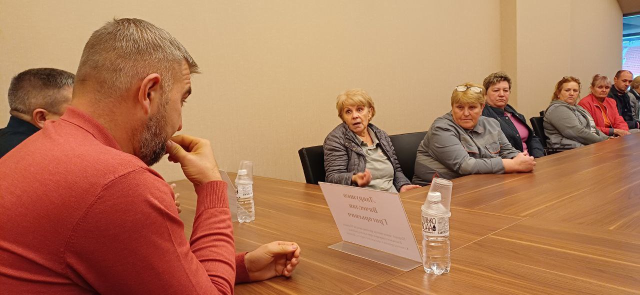 Валентин Левченко: По поручению Главы Республики Дениса Пушилина и в рамках проекта «УПРАВДОМ», реализуемого партией «Единая Россия», первый заместитель руководителя Управы Вячеслав Лаврушко совместно с депутатом Донецкого... Валентин Левченко: По поручению Главы Республики Дениса Пушилина и в рамках проекта «УПРАВДОМ», реализуемого партией «Единая Россия», первый заместитель руководителя Управы Вячеслав Лаврушко совместно с депутатом Донецкого...