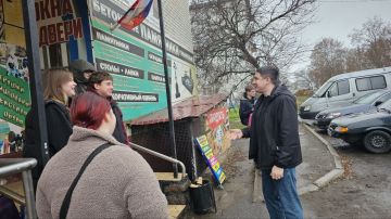 Член Общественного совета Тельмановского муниципального округа провёл встречу с активной молодёжью посёлка для обсуждения развития молодёжных инициатив и их вовлеченности в жизнь сообщества