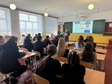 19 ноября, в рамках Всероссийского Дня правовой помощи детям, в Новоселовской школе для старшеклассников прошла встреча с Виктором Картамышевым, руководителем сектора молодёжной политики Администрации Тельмановского...
