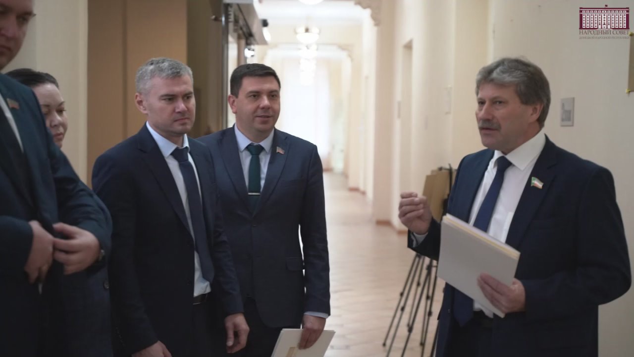 В рамках официального визита делегации Верховного Совета Республики Хакасия гости из сибирского региона передали Народному Совету ДНР коллекцию фотографий, иллюстрирующих красоты хакасской природы