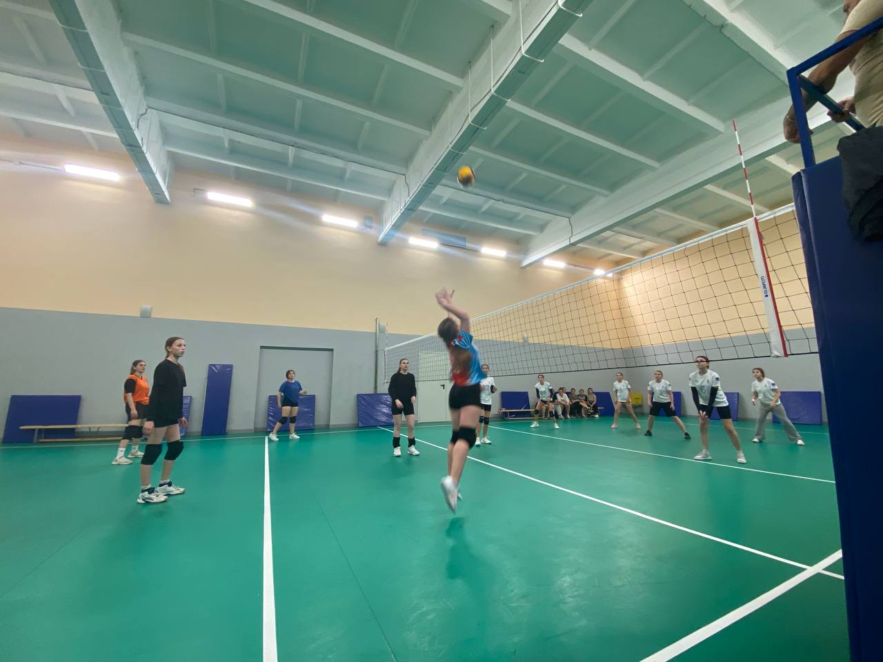 Мини-турнир по волейболу. В спортивном зале с. Ближнее состоялся мини-турнир по волейболу среди девушек Мини-турнир по волейболу. В спортивном зале с. Ближнее состоялся мини-турнир по волейболу среди девушек