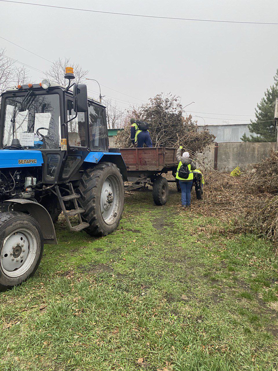 С заботой об округе.. На 20.11.2025 г. сотрудниками МУП "ЭКОС" выполнены следующие виды работ: Сбор опавшей листвы и дорожный смет по ул. Заводская и ул. Машиностроителей Удаление поросли самосеянных деревьев по ул. Артёма...