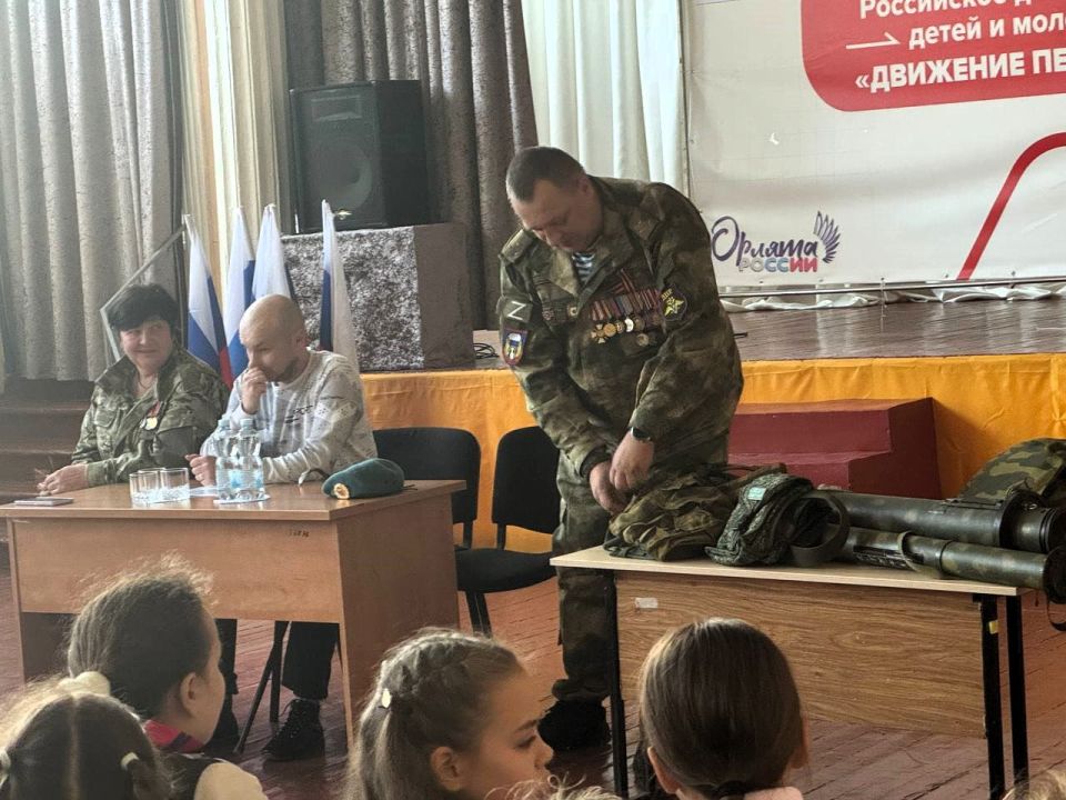18 ноября в макеевской школе № 5, в рамках проекта «Служу Отечеству», состоялся урок мужества, призванный воспитать в юных сердцах любовь к Родине и уважение к защитникам Отечества 18 ноября в макеевской школе № 5, в рамках проекта «Служу Отечеству», состоялся урок мужества, призванный воспитать в юных сердцах любовь к Родине и уважение к защитникам Отечества