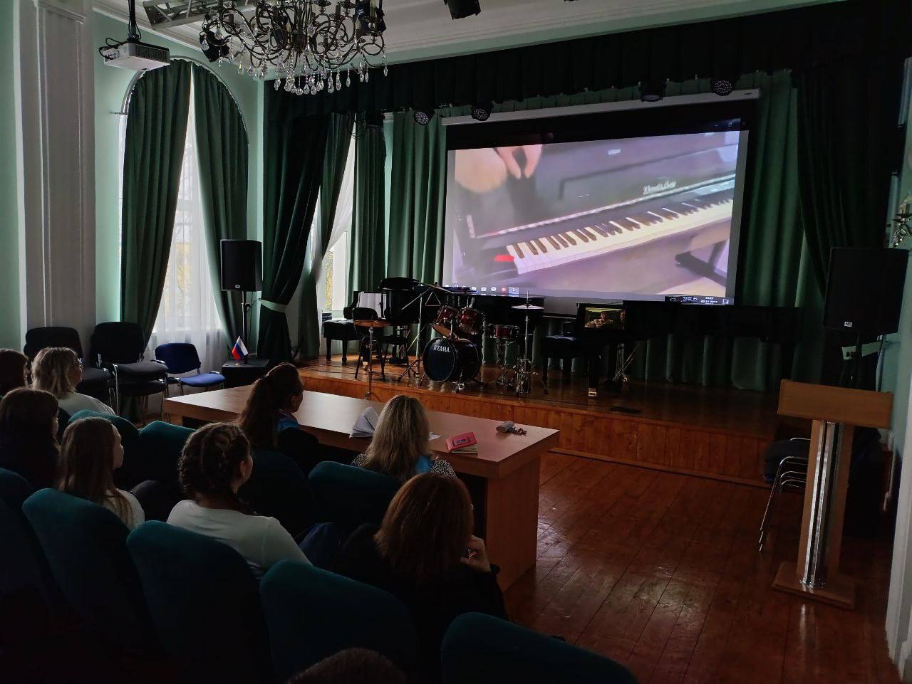 Благодаря экскурсии школьники Волновахи погрузились Благодаря экскурсии школьники Волновахи погрузились