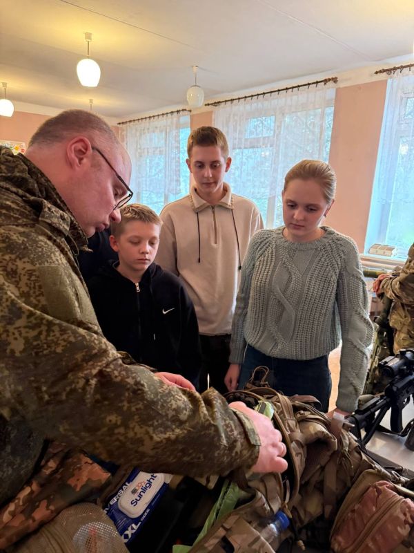 В ГБОУ "Белояровская школа Амвросиевского м.о." сегодня прошел особенный урок мужества на тему "Герои нашего времени"! К нам в гости приехали военнослужащие – участники специальной военной операции, настоящие герои нашего... В ГБОУ "Белояровская школа Амвросиевского м.о." сегодня прошел особенный урок мужества на тему "Герои нашего времени"! К нам в гости приехали военнослужащие – участники специальной военной операции, настоящие герои нашего...