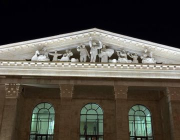 Строители Санкт-Петербурга проводят пусконаладочные работы архитектурной подсветки фасада здания драмтеатра