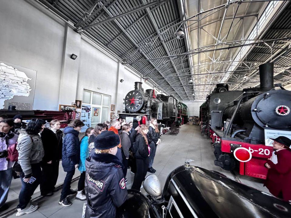 Транспортные полицейские Донецка организовали для школьников экскурсию в музей истории железной дороги