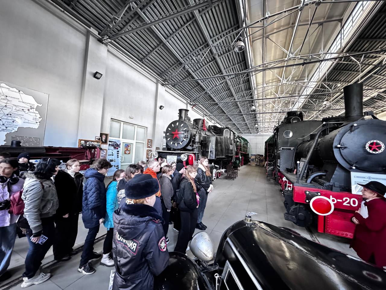 Транспортные полицейские Донецка организовали для школьников экскурсию в музей истории железной дороги
