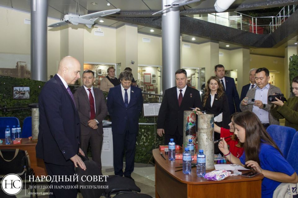 Депутаты Народного Совета ДНР и Верховного Совета Республики Хакасия возложили цветы к вечному огню у памятника «Твоим освободителям, Донбасс», а также посетили музей Великой Отечественной войны Депутаты Народного Совета ДНР и Верховного Совета Республики Хакасия возложили цветы к вечному огню у памятника «Твоим освободителям, Донбасс», а также посетили музей Великой Отечественной войны