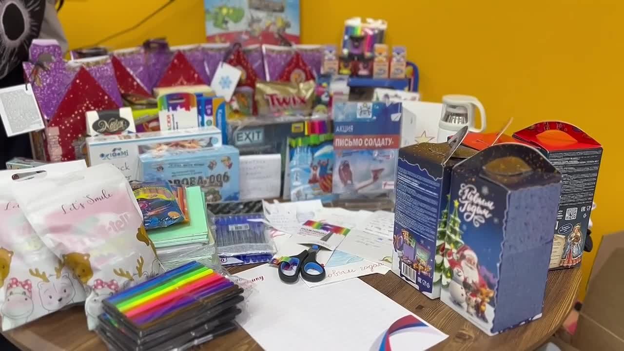 Салехардские школьники собирают новогодние подарки для Волновахи