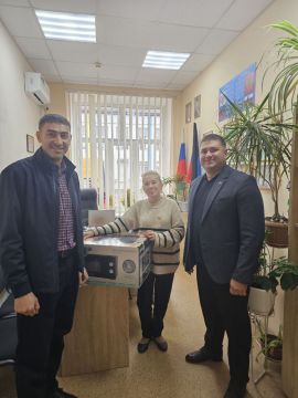 Депутаты Мангушского муниципального совета, члены фракции Всероссийской политической партии «Единая Россия» в Мангушском муниципальном совете, Зипа Алексей Витальевич и Попруженко Артем Викторович посетили коллектив ГБОУ...