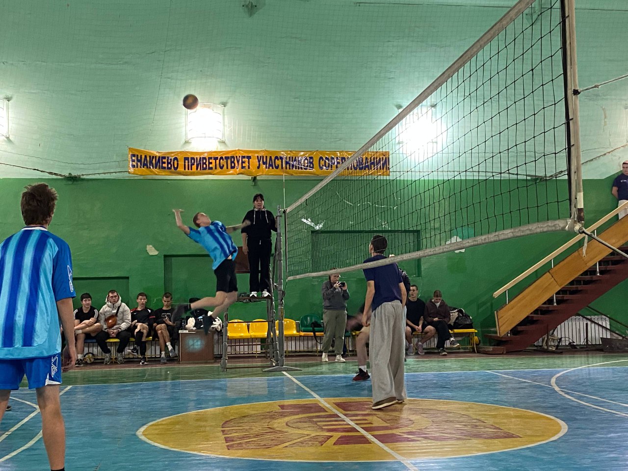 Соревнования по волейболу. 19-20 ноября в городе Енакиево прошли соревнования среди образовательных организаций среднего профессионального образования городского округа Енакиево по волейболу среди юношей Соревнования по волейболу. 19-20 ноября в городе Енакиево прошли соревнования среди образовательных организаций среднего профессионального образования городского округа Енакиево по волейболу среди юношей