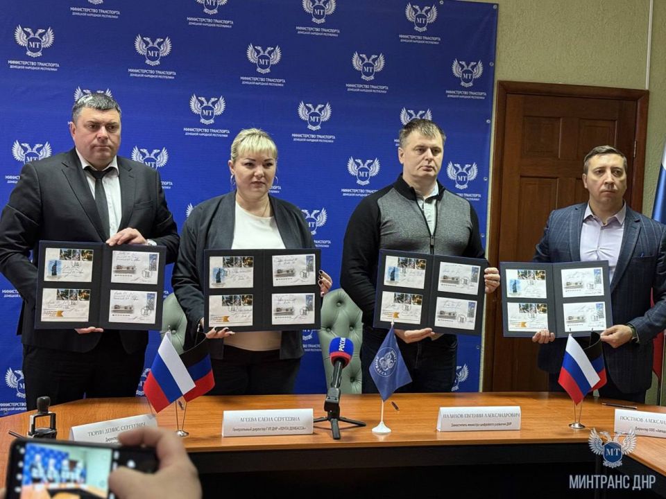 В Минтрансе ДНР провели церемонию гашения марки в память о погибших дорожниках В Минтрансе ДНР провели церемонию гашения марки в память о погибших дорожниках