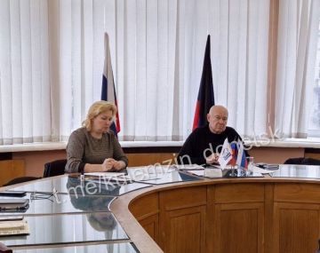 Сегодня советник главы администрации городского округа Донецк Николай Волков провёл приём граждан в общественной приёмной Донецкого городского местного отделения партии «Единая Россия»